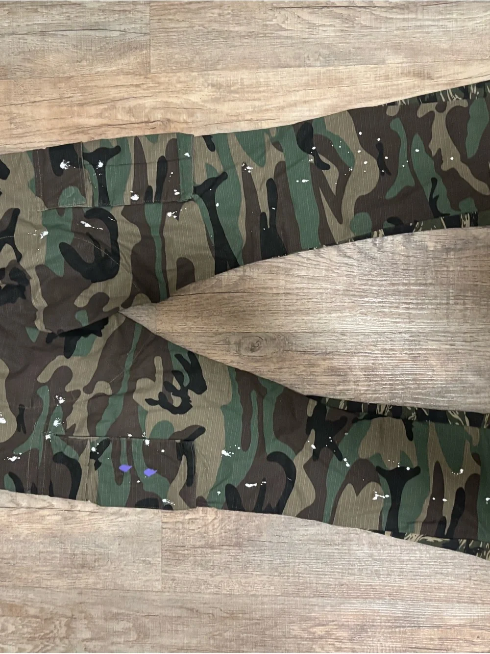 Slim Straight Men’s Camouflage Cargo Jeans with Paint-Splatter - Green